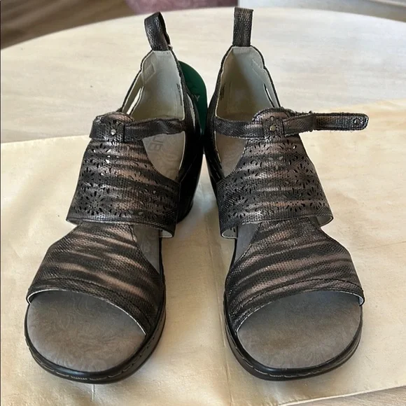 New with tags! Jambu comfort sandals. Size 71/2 - Picture 4 of 6